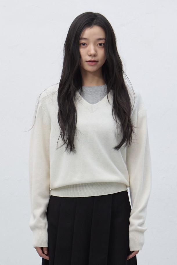 **[25FW] WOMAN 홀가먼트 울 브이넥 니트 풀오버 [4COL] / WBE4L05546**

부드러운 울 소재로 제작되어 포근한 착용감을 선사하는 여성용 홀가먼트 브이넥 니트 풀오버입니다. 가을, 겨울 시즌에 어울리는 두꺼운 두께감으로 따뜻함을 더하며, 레귤러 핏 디자인으로 편안하게 착용할 수 있습니다. 베이직한 스타일로 다양한 룩에 활용하기 좋으며, 클래식, 미니멀, 캐주얼 스타일을 연출할 수 있습니다. 아이보리, 버건디, 차콜, 블랙 4가지 다채로운 컬러로 출시되었습니다. 긴 소매 기장의 풀오버로, 데일리룩에 포인트 아이템으로 활용하기 좋습니다.
