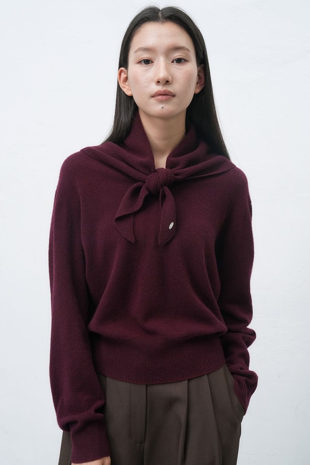 **[25FW] WOMAN 홀가먼트 울 브이넥 니트 풀오버 [4COL] / WBE4L05546**

부드러운 촉감의 울 소재로 제작된 여성용 홀가먼트 브이넥 니트 풀오버입니다. 가을과 겨울에 따뜻하게 착용하기 좋으며, 레귤러 핏으로 편안한 착용감을 선사합니다. 베이직한 디자인으로 클래식과 미니멀 스타일을 연출하기 용이합니다. 아이보리, 버건디, 차콜, 블랙 4가지 다채로운 컬러로 만나보세요. 긴 소매 기장과 두꺼운 두께감으로 포근함을 더했습니다.
