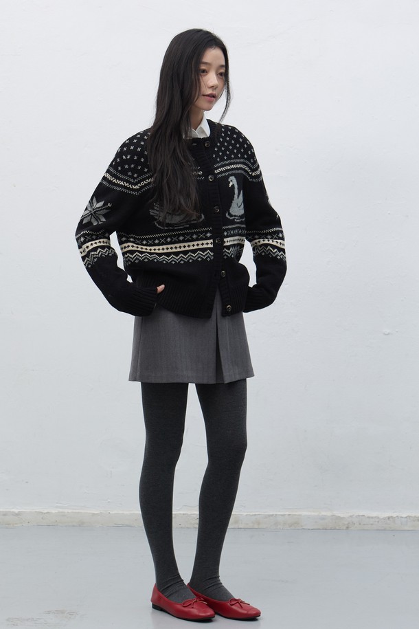 **[25FW] WOMAN 스완 노르딕 니트 가디건 [3COL] / WBE4L04551**

이번 시즌, 포근함과 스타일을 동시에 선사할 여성 노르딕 니트 가디건입니다. 부드러운 울 소재로 제작되어 따뜻하고 편안한 착용감을 제공하며, 가을과 겨울에 훌륭한 보온성을 자랑합니다. 클래식한 무드의 레귤러핏 디자인에 라운드넥, 긴 소매, 버튼 여밈 방식으로 간편하게 착용할 수 있습니다. 특히, 스완(Swan) 패턴이 돋보이는 디자인으로, 캐주얼하면서도 세련된 스타일을 연출하여 출근룩과 모임룩에 모두 활용하기 좋습니다. 블랙, 화이트 등 3가지 색상으로 출시되어 다양한 룩에 매치하기 용이합니다.
