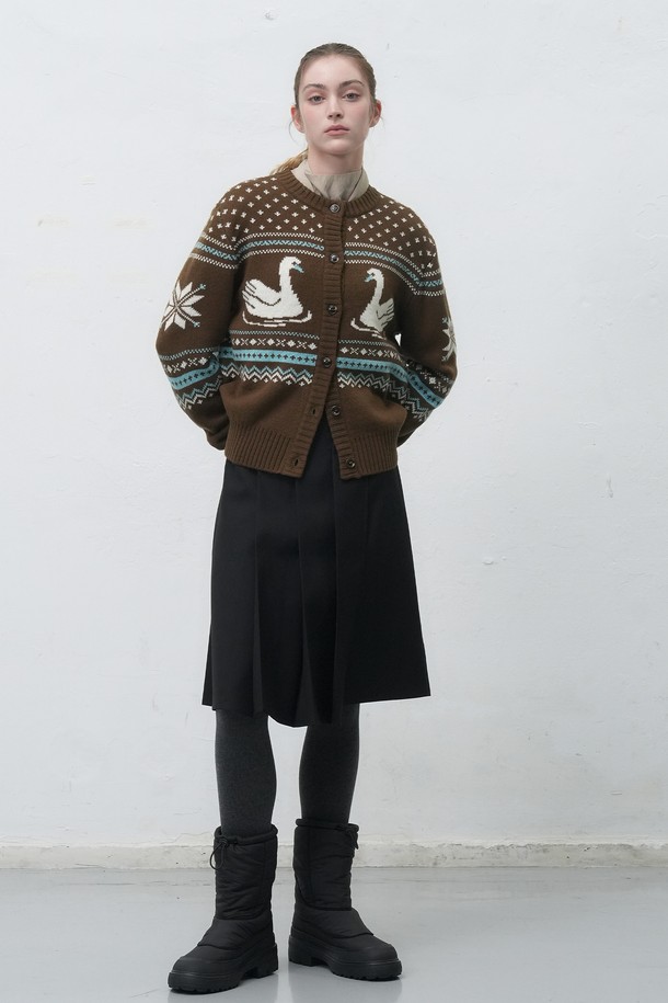 [25FW] WOMAN 스완 노르딕 니트 가디건은 부드러운 울 소재로 제작되어 가을, 겨울 시즌에 따뜻하게 착용할 수 있는 여성용 니트 가디건입니다. 크롭 기장의 레귤러핏으로, 캐주얼한 무드를 연출하며 데이트룩과 모임룩에 적합합니다. 라운드넥 디자인에 긴 소매, 두꺼운 두께감으로 포근함을 더하고, 스케이트 패턴의 노르딕 패턴이 돋보입니다. 버튼 여밈 방식으로 편안하게 착용할 수 있으며, 캐주얼, 클래식, 미니멀 스타일 모두 소화 가능한 활용도 높은 아이템입니다.
