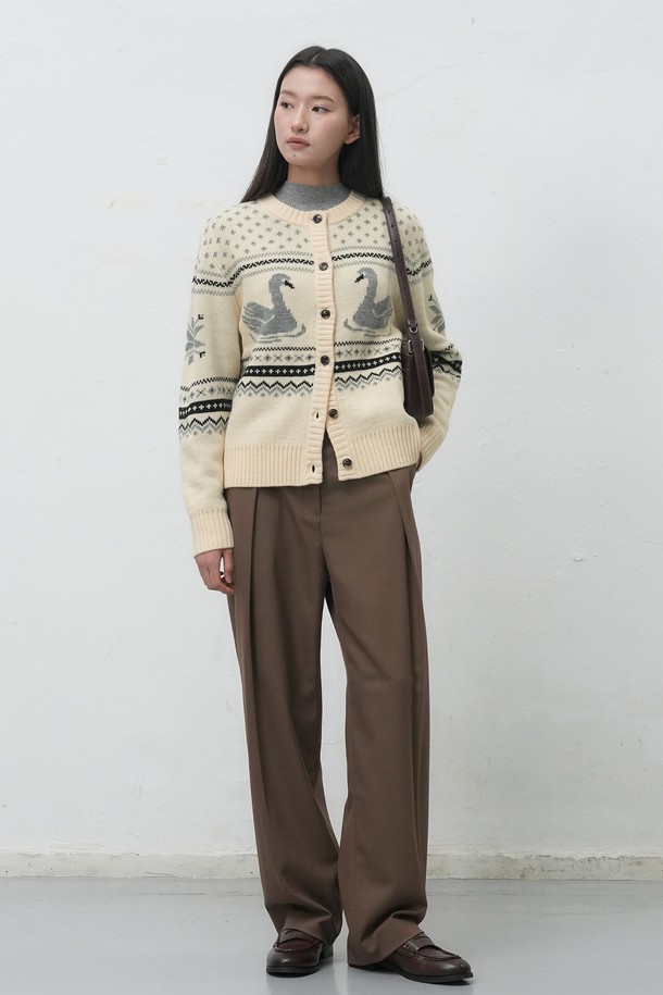 따뜻하고 포근한 [25FW] WOMAN 스완 노르딕 니트 가디건 [3COL]입니다. 부드러운 울 소재로 제작되어 가을, 겨울 시즌에 포근함을 선사하며, 캐주얼한 산책룩에 잘 어울립니다. 레귤러 핏에 라운드넥 디자인으로 편안하게 착용 가능하며, 스완(백조) 패턴과 노르딕 패턴이 더해져 여성스러운 감성을 더합니다. 긴 소매 기장의 두꺼운 니트 가디건으로, 버튼 여밈 방식이며 브라운, 아이보리 두 가지 컬러로 만나보실 수 있습니다.
