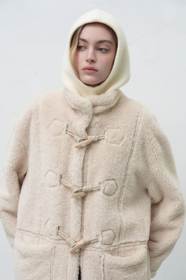 [25FW] WOMAN 스티치 바라클라바 [4COL] / WBE4L91526는 여성용 바라클라바입니다. 부드러운 니트 소재로 제작되어 깊은 모자 깊이와 얼굴 전체 및 목 부분을 따뜻하게 감싸줍니다. 겨울철 일상룩, 겨울 스포츠 활동 시 보온성을 높여주며, 캐주얼, 미니멀, 고프코어 스타일과 잘 어울립니다. 흰색 무지 디자인에 스티치 디테일이 포인트로 들어가 세련된 느낌을 더합니다. 산책룩이나 캠핑룩에 활용하여 스타일리시하면서도 따뜻한 겨울을 보내세요.
