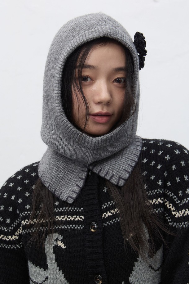 **[25FW] WOMAN 스티치 바라클라바 [4COL] / WBE4L91526**

부드러운 니트 & 울 혼방 소재로 제작되어 포근한 착용감을 선사하는 여성 바라클라바입니다. 깊이감 있는 디자인과 목까지 감싸는 스타일로, 가을과 겨울철 방한에 효과적입니다. 캐주얼, 미니멀, 클래식 스타일 모두 소화 가능한 디자인으로, 스티치 디테일이 포인트입니다. 그레이 컬러로 어떤 옷에도 매치하기 용이하며, 두꺼운 두께감으로 따뜻함을 더했습니다.
