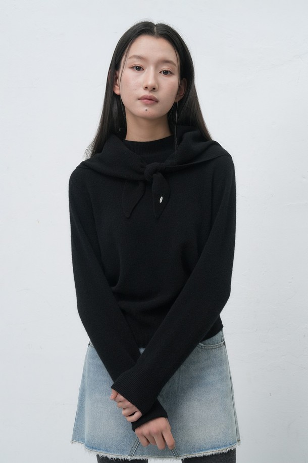 [25FW] 우먼 울 베이직 니트 스카프는 가을과 겨울, 쌀쌀한 날씨에 따뜻함과 스타일을 더해줄 스카프입니다. 부드러운 울 소재로 제작되어 뛰어난 촉감을 자랑하며, 두꺼운 두께감으로 보온성을 높였습니다. 블랙 및 그레이 등 베이직한 컬러를 포함한 5가지 색상으로 출시되어 다양한 스타일에 매치하기 용이합니다. 베이직 디자인과 니트 소재의 조화는 클래식, 미니멀, 캐주얼 등 폭넓은 스타일을 연출할 수 있게 해줍니다. 패턴 무늬가 은은하게 들어가 있어 밋밋하지 않게 포인트를 줄 수 있습니다.
