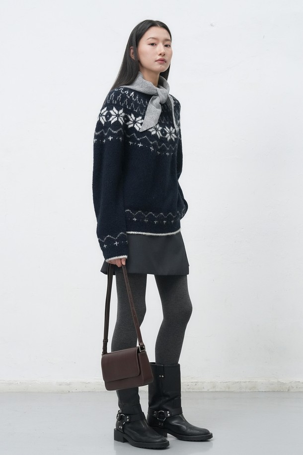 따뜻함과 스타일을 모두 갖춘 [25FW] 우먼 울 베이직 니트 스카프입니다. 부드러운 울 소재로 제작되어 가을, 겨울철 보온성을 책임집니다. 베이직한 디자인으로 클래식, 미니멀, 캐주얼 등 다양한 스타일에 매치하기 좋습니다. 5가지 다채로운 컬러로 출시되어, 취향에 맞게 선택하여 데일리 룩에 포인트를 더해보세요. 여성스러운 실루엣을 연출하며, 어떤 옷차림에도 자연스럽게 어울립니다.
