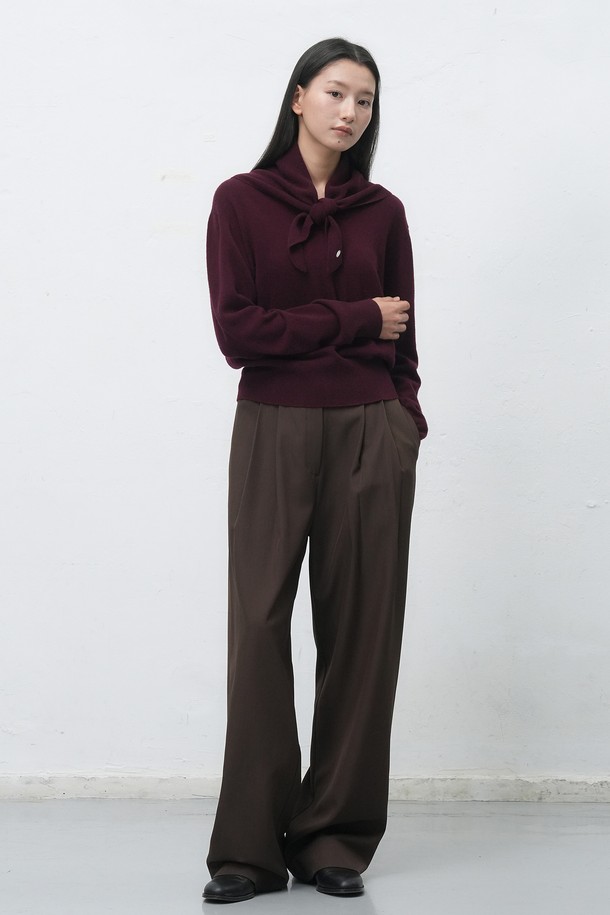 [25FW] 우먼 울 베이직 니트 스카프는 여성용 울 소재 스카프로, 가을과 겨울에 따뜻하게 착용하기 좋습니다. 베이직한 디자인으로 클래식, 미니멀, 캐주얼 등 다양한 스타일 연출에 활용할 수 있습니다. 부드러운 촉감과 두꺼운 두께감으로 포근함을 더하며, 5가지 컬러 옵션으로 폭넓은 선택이 가능합니다. 일상생활에서 데일리하게 활용하기 좋은 머스트 해브 아이템입니다.
