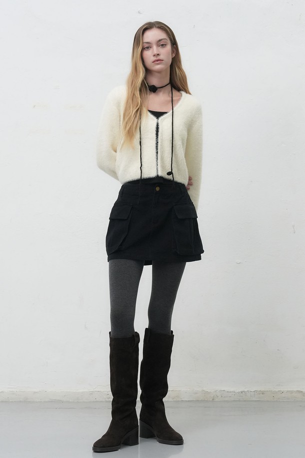 [25FW] WOMAN 핸드메이드 니트 플라워 스트랩 [3COL] / WBE4L98522는 여성스러운 무드를 연출하는 핸드메이드 니트 플라워 스트랩입니다. 부드러운 촉감의 니트 소재로 제작되어 가을, 겨울 시즌에 따뜻하게 착용할 수 있으며, 얇은 두께감으로 답답함 없이 연출할 수 있습니다. 우아한 스타일을 강조하는 플라워 패턴 디자인이 특징이며, 데이트룩과 모임룩에 포인트를 더해줍니다. 클래식하고 로맨틱한 스타일을 즐기는 분들께 추천하며, 블랙을 포함한 3가지 컬러로 구성되어 다양한 스타일에 매치하기 좋습니다.
