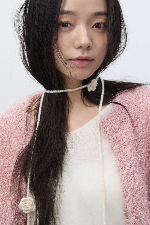 [25FW] WOMAN 핸드메이드 니트 플라워 스트랩 [3COL] / WBE4L98522는 여성스러운 무드를 더해줄 핸드메이드 니트 플라워 스트랩입니다. 부드러운 촉감의 두꺼운 니트 소재로 제작되어 가을, 겨울 시즌에 따뜻하게 착용할 수 있습니다. 아이보리 컬러의 플라워 & 케이블 패턴 디자인이 돋보이며, 데이트룩, 모임룩 등 로맨틱하고 걸리시한 스타일을 연출하기 좋습니다. 섬세한 플라워 디자인 장식이 특징이며, 클래식한 의상에도 포인트 아이템으로 활용하기 좋습니다. 여성스러운 룩을 완성해 보세요.
