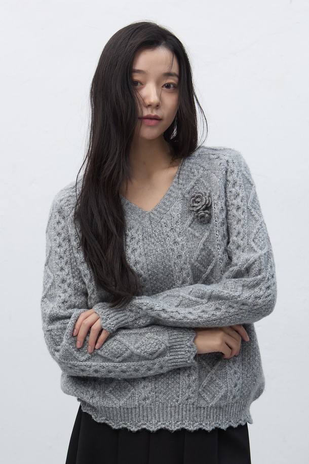 [25FW] WOMAN 핸드메이드 니트 플라워 브로치 세트 [3COL]는 여성스러운 분위기를 더해줄 핸드메이드 니트 플라워 브로치 세트입니다. 가을, 겨울 시즌에 어울리는 니트 소재로 제작되었으며, 데이트룩, 모임룩 등 다양한 TPO에 활용 가능합니다. 클래식, 로맨틱, 걸리시 스타일을 즐겨 입는 여성분들께 추천하며, 3가지 컬러 옵션으로 제공됩니다. 섬세한 플라워 패턴의 브로치 디자인이 돋보이는 제품입니다.
