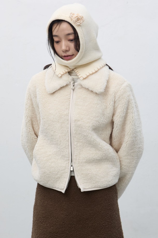 [25FW] WOMAN 핸드메이드 니트 플라워 브로치 세트 [3COL]는 여성스러운 스타일을 완성하는 핸드메이드 브로치 세트입니다. 가을과 겨울에 어울리는 니트 소재로 제작되었으며, 플라워 패턴 디자인이 특징입니다. 클래식, 걸리시, 로맨틱 스타일을 즐겨 입는 분들께 데이트룩이나 모임룩에 포인트를 더해주는 아이템입니다. 세 가지 컬러로 구성되어 있어, 다양한 스타일에 매치하여 연출할 수 있습니다. 각 브로치는 섬세하게 제작되어 니트 특유의 따뜻하고 포근한 느낌을 선사합니다.
