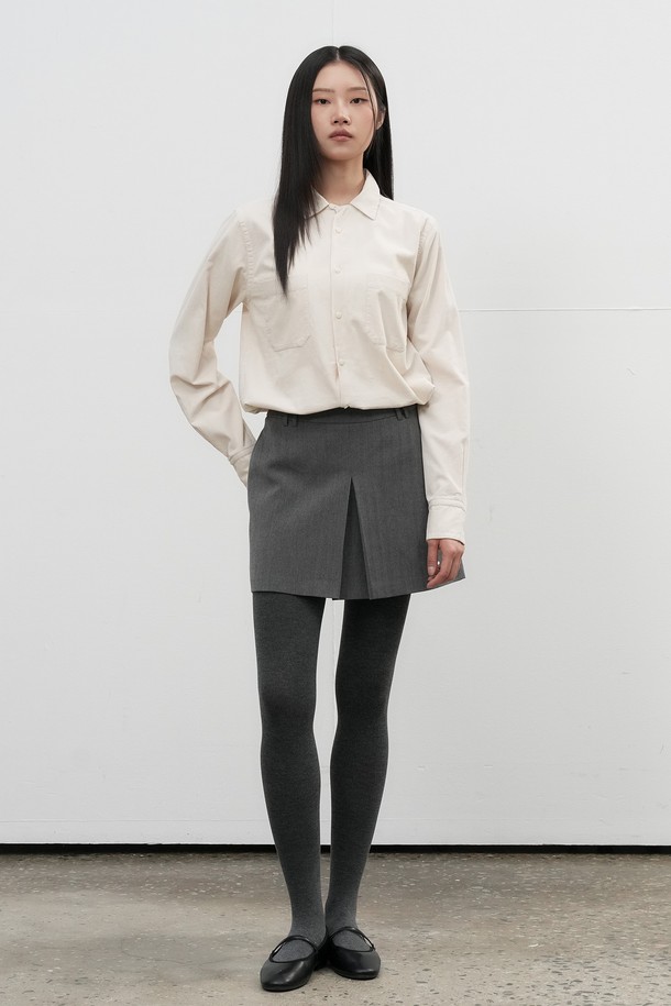 [25FW] UNISEX 슬림핏 코듀로이 오픈카라 셔츠는 가을과 겨울에 어울리는 유니섹스 셔츠입니다. 부드러운 코듀로이 소재로 제작되었으며, 베이직하고 캐주얼한 스타일을 연출합니다. 슬림핏 디자인과 오픈카라 네크라인이 특징이며, 데일리룩과 비즈니스 캐주얼에 활용하기 좋습니다. 아이보리 색상의 무지 패턴으로 다양한 하의와 쉽게 매치할 수 있으며, 넉넉한 기장의 긴 소매와 포켓 디테일로 실용성을 더했습니다. 클래식하면서도 미니멀한 무드를 원하는 분들께 추천합니다.
