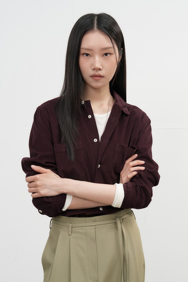 **[25FW] UNISEX 슬림핏 코듀로이 오픈카라 셔츠 [3COL] / SBE3U03006**는 가을, 겨울 시즌에 어울리는 유니섹스 셔츠입니다. 부드러운 촉감의 코듀로이 소재에 슬림핏으로 제작되었으며, 베이직하고 캐주얼한 스타일을 연출합니다. 오픈 카라 디자인과 긴 소매 기장으로 세련된 느낌을 더했으며, 출근룩과 모임룩 등 다양한 TPO에 활용 가능합니다. 카키, 와인, 브라운 3가지 컬러로 출시되어, 캐주얼, 클래식, 미니멀 스타일 모두 소화 가능합니다. 25FW 시즌을 대표하는 아이템으로, 데일리 룩에 포인트를 더해보세요.
