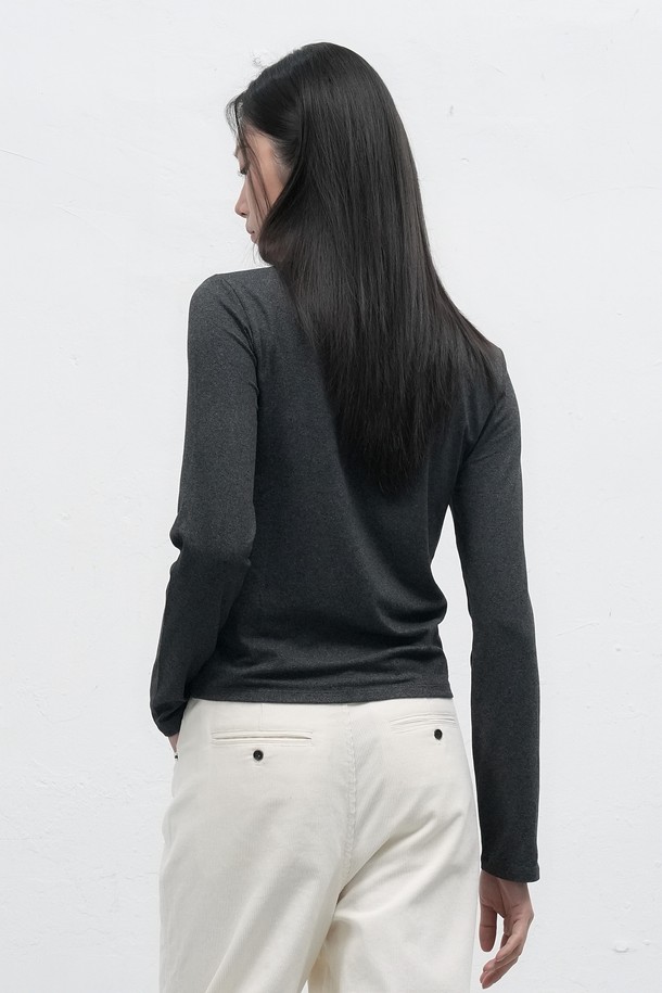 **[25FW] WOMAN 히트젯 라운드넥 티셔츠 [3COL] / WBE4L01515**

미니멀하고 베이직한 스타일의 여성용 히트젯 라운드넥 티셔츠입니다. 가을, 겨울 시즌에 적합하며, 부드러운 면 소재로 제작되어 편안한 착용감을 선사합니다. 발열 기능을 갖춘 두꺼운 소재로 보온성을 높였으며, 히트젯 기술을 적용하여 추운 날씨에도 따뜻하게 입을 수 있습니다. 라운드넥 디자인과 레귤러핏으로 다양한 스타일의 출근룩에 활용하기 좋습니다. 블랙, 화이트 2가지 색상으로 출시되었습니다.
