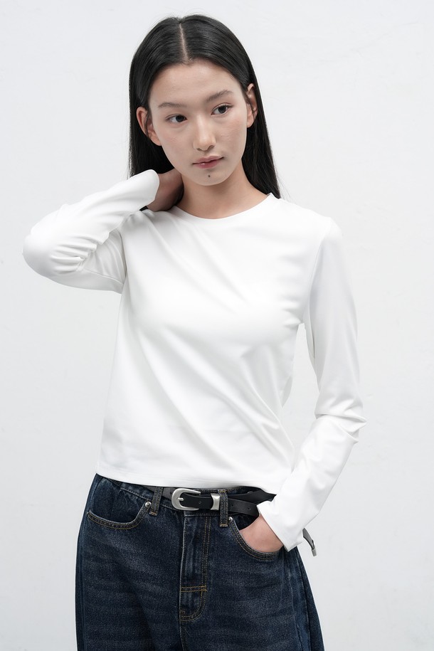 [25FW] WOMAN 히트젯 라운드넥 티셔츠는 여성용 상의 티셔츠로, 가을과 겨울에 착용하기 좋습니다. 베이직한 스타일의 무지 디자인에, 레귤러핏과 레귤러 기장으로 편안하게 착용할 수 있습니다. 부드러운 면 소재로 제작되었으며, 히트젯 기술이 적용되어 발열 기능을 제공합니다. 출근룩, 미니멀, 클래식, 캐주얼 스타일 모두 소화 가능한 활용도 높은 라운드넥 긴소매 티셔츠입니다. 색상은 화이트 한 가지입니다.
