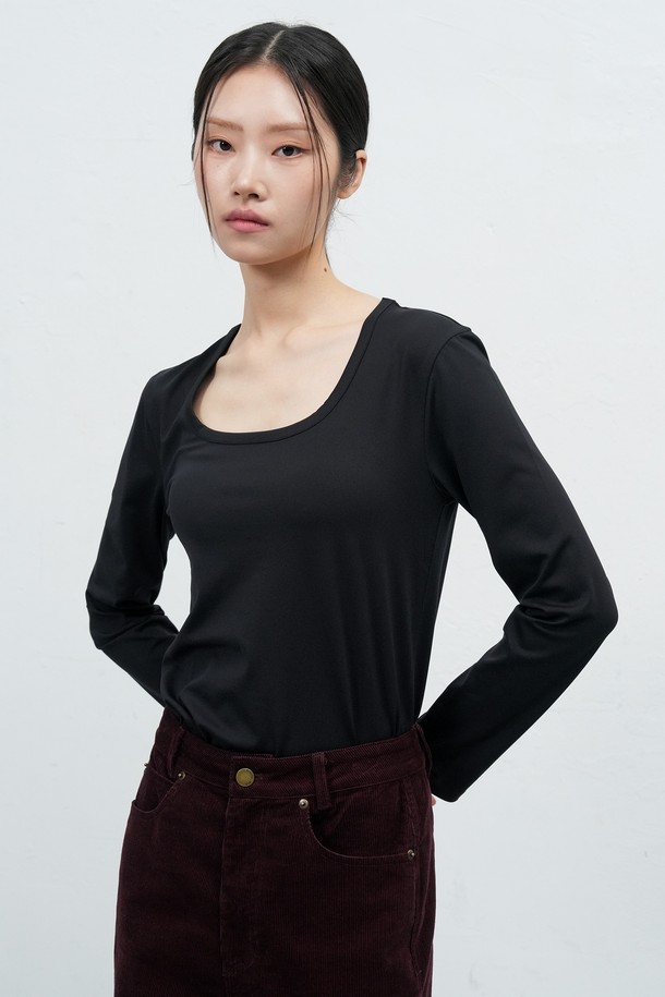 **[25FW] WOMAN 히트젯 히트 U넥 티셔츠 [3COL] / WBE4L01516**

쌀쌀한 날씨에도 따뜻함을 선사하는 여성용 히트젯 히트 U넥 티셔츠입니다. 블랙, 화이트 2가지 색상으로 출시되어 어떤 옷에도 쉽게 매치할 수 있습니다. 베이직한 디자인에 두꺼운 두께감으로 보온성을 높였으며, 부드러운 촉감으로 편안하게 착용 가능합니다. 일상복 및 출근룩으로 활용하기 좋으며, 미니멀, 클래식, 캐주얼 등 다양한 스타일을 연출할 수 있습니다. 히트젯 기술을 적용하여 뛰어난 발열 기능과 보온성을 제공합니다.
