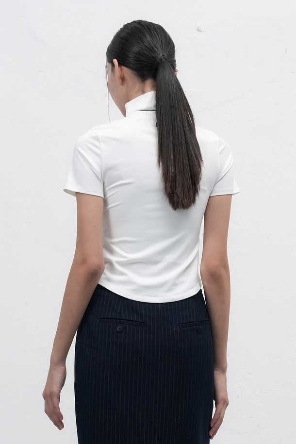 여성스러운 실루엣을 연출하는 [25FW] 우먼 히트젯 하프넥 반팔 티셔츠입니다. 부드러운 면 소재에 히트젯 기능성 원단을 더하여 흡습 기능과 편안한 착용감을 제공합니다. 미니멀하고 베이직한 디자인으로 캐주얼 스타일은 물론 휴가룩, 집콕룩 등 다양한 TPO에 활용 가능합니다. 레귤러핏과 하프넥 디자인, 반소매 기장이 시원하고 세련된 느낌을 더합니다. 화이트 컬러로 어떤 하의와도 쉽게 매치하여 데일리룩을 완성해보세요.
