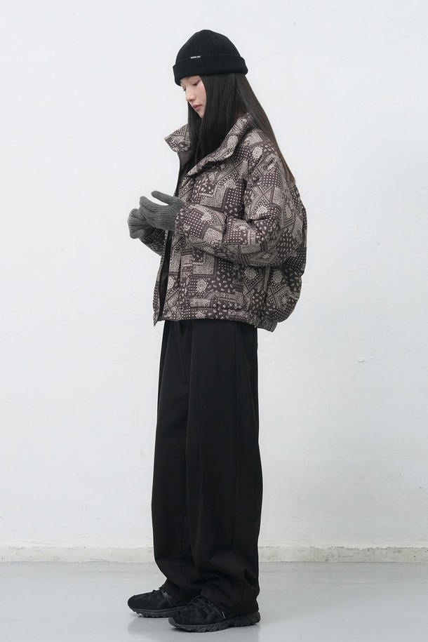 [25FW] UNISEX 에어믹스 페이즐리 푸퍼는 가을, 겨울 시즌에 어울리는 유니섹스 푸퍼입니다. 카키 컬러를 베이스로 페이즐리 패턴이 돋보이며, 캐주얼 및 스트리트 스타일을 모두 소화할 수 있습니다. 에어믹스 소재로 제작되어 부드러운 촉감과 뛰어난 보온성을 제공하며, 오버핏 디자인과 긴소매, 집업 여밈 방식으로 편안하게 착용 가능합니다. 여행룩, 캠핑룩 등 다양한 TPO에 활용 가능하며, 고프코어 스타일 연출에도 좋습니다. 두꺼운 두께감으로 한겨울 추위에도 따뜻하게 몸을 보호해 줍니다.
