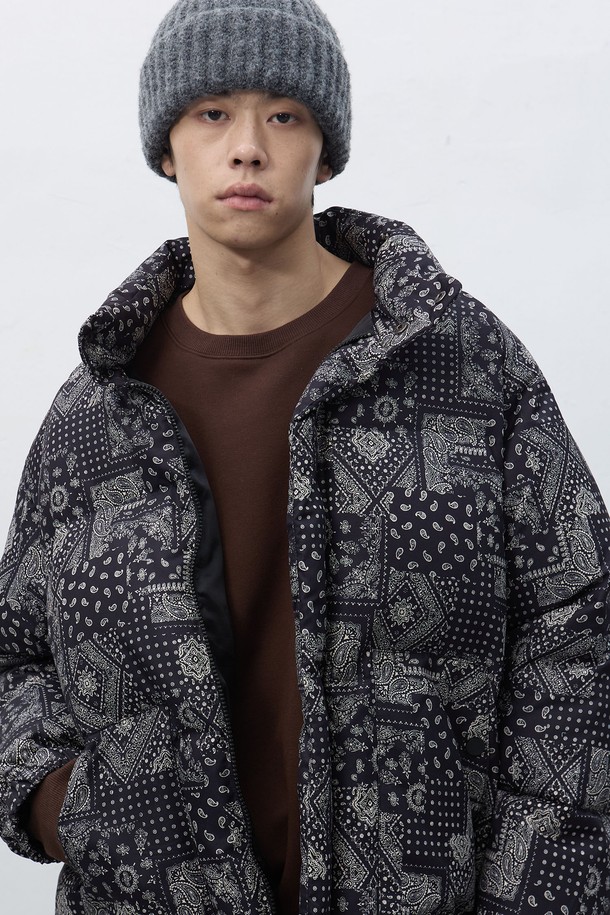 **[25FW] UNISEX 에어믹스 페이즐리 푸퍼 [3COL] / SBE4U07016**

가을, 겨울 시즌에 어울리는 유니섹스 푸퍼입니다. 오버핏 실루엣에 두꺼운 두께감으로 보온성을 높였으며, 부드러운 촉감의 나일론 소재를 사용했습니다. 블랙과 그레이 두 가지 색상으로 출시되었으며, 페이즐리 및 패치워크 패턴이 돋보이는 캐주얼 & 스트릿 스타일의 아우터입니다. 크롭 기장의 집업 스타일로, 긴 소매와 퀄팅, 패딩 디테일이 특징입니다.
