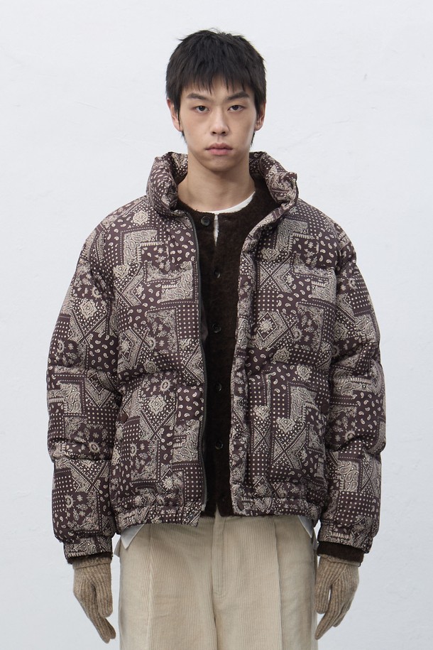 **[25FW] UNISEX 에어믹스 페이즐리 푸퍼 [3COL] / SBE4U07016**

유니섹스 디자인의 에어믹스 충전재 페이즐리 푸퍼입니다. 겨울철 보온성을 책임지는 두꺼운 두께감과 긴 소매 기장으로 따뜻하게 착용할 수 있습니다. 캐주얼, 고프코어, 미니멀 스타일을 모두 소화하며, 캠핑룩에도 잘 어울립니다. 집업 스타일로 편안하게 입고 벗을 수 있으며 오버핏으로 트렌디한 핏을 연출합니다. 베이지, 그린 2가지 색상으로 출시되었습니다.

