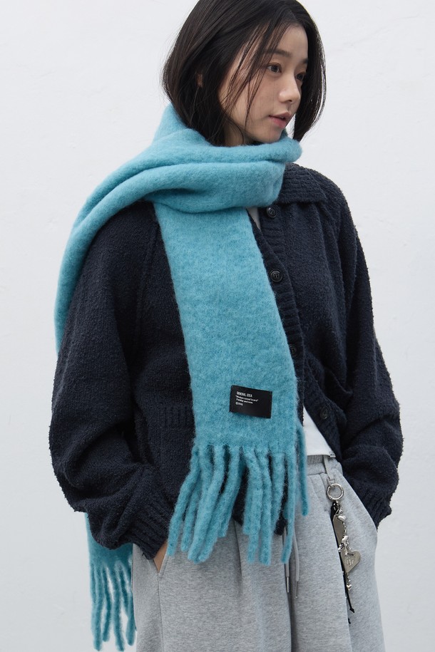 [25FW] ]UNISEX 빅 울 블렌드 머플러는 부드러운 촉감의 울 블렌드 소재로 제작되어 가을과 겨울에 따뜻하게 착용할 수 있습니다. 베이직한 디자인에 두꺼운 두께감과 빅 사이즈로 제작되어, 클래식, 미니멀, 캐주얼 등 다양한 스타일을 연출하기 좋습니다. 버터, 블루, 라이트 그레이 3가지 컬러로 출시되어 취향에 맞게 선택 가능합니다. 남녀 모두 착용 가능한 유니섹스 머플러로, 데일리룩에 포인트 아이템으로 활용하기 좋습니다. 무지 패턴으로 어떤 옷에도 쉽게 매치할 수 있어 활용도가 높습니다.
