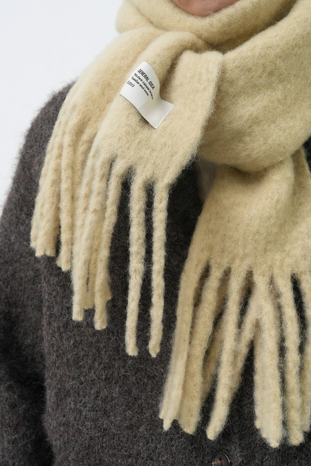 [25FW] ]UNISEX 빅 울 블렌드 머플러는 부드러운 촉감의 울 블렌드 소재로 제작되어 가을과 겨울철에 따뜻하게 착용하기 좋습니다. 유니섹스 디자인으로 남녀 모두 착용 가능하며, 베이직하고 캐주얼한 스타일을 연출합니다. 버터, 블루, 라이트 그레이 3가지 색상으로 출시되어 다양한 룩에 매치하기 용이합니다. 두꺼운 두께감과 빅 사이즈로 제작되어 보온성을 높였으며, 가장자리에는 프린지 디테일이 더해져 포인트를 더했습니다. 캐주얼, 클래식, 미니멀 스타일 모두 소화 가능한 활용도 높은 머플러입니다.
