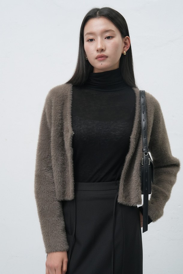 [25FW] WOMAN 소프트 울 터틀넥 티셔츠 [4COL] / WBE4L01520는 부드러운 소프트 울 소재로 제작되어 가을과 겨울에 따뜻하게 착용할 수 있는 여성 터틀넥 티셔츠입니다. 베이직하고 미니멀한 스타일로, 어떤 옷에도 잘 어울려 출근룩을 포함한 다양한 일상 코디에 활용하기 좋습니다. 레귤러핏에 긴소매 기장으로, 편안하면서도 세련된 실루엣을 연출합니다. 무지 디자인과 블랙 컬러는 어떤 스타일에도 쉽게 매치되어 활용도가 높습니다. 두꺼운 두께감으로 따뜻함을 더하며, 소프트 울 소재 특유의 부드러운 촉감이 특징입니다.
