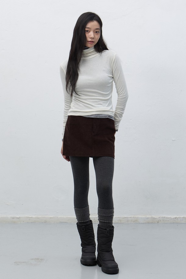 **[25FW] 우먼 소프트 울 터틀넥 티셔츠 [4COL] / WBE4L01520**는 부드러운 소프트 울 소재로 제작되어 가을, 겨울 시즌에 따뜻하고 포근하게 착용할 수 있는 여성 터틀넥 티셔츠입니다. 베이직한 디자인으로 출근룩, 오피스룩 등 다양한 TPO에 활용 가능하며, 클래식, 미니멀, 시크한 스타일 연출에 용이합니다. 레귤러핏에 긴 소매 기장으로, 레귤러 기장의 상의와 함께 어떤 하의에도 잘 어울립니다. 무지 디자인과 화이트 컬러는 어떤 의상에도 매치하기 쉬워 활용도가 높습니다. 부드러운 촉감의 소프트 울 소재가 편안한 착용감을 선사합니다.
