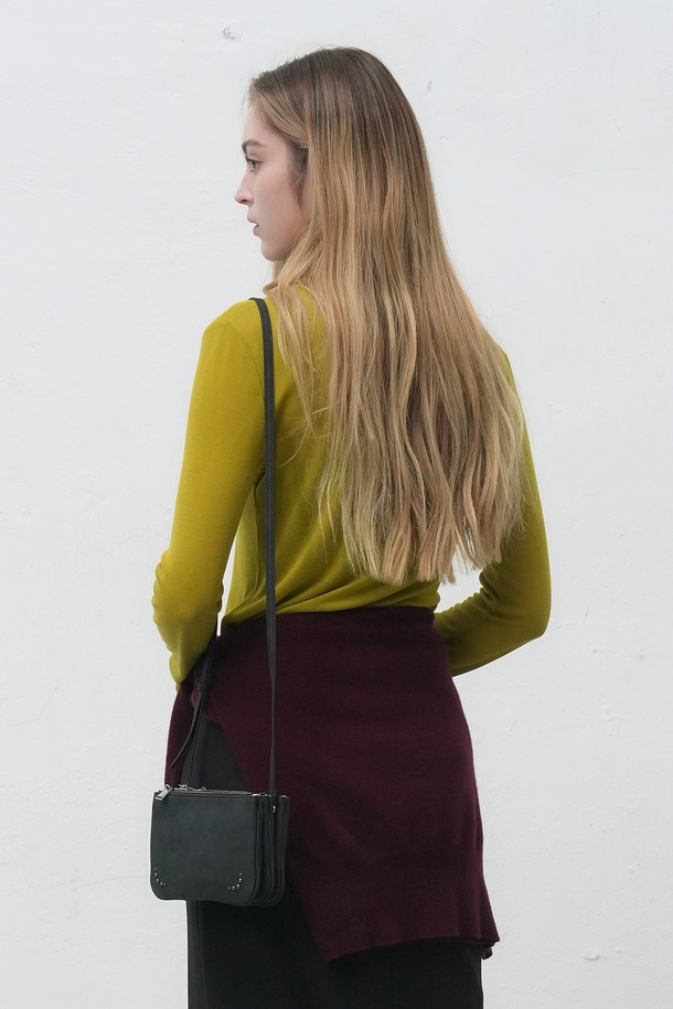 [25FW] WOMAN 소프트 울 터틀넥 티셔츠 [4COL] / WBE4L01520는 부드러운 소프트 울 소재로 제작되어 가을과 겨울에 따뜻하게 착용하기 좋은 여성 터틀넥 티셔츠입니다. 베이직한 디자인과 레귤러 핏으로, 클래식하고 미니멀한 스타일을 연출합니다. 무지 패턴에 긴 소매 기장으로 어떤 옷에도 쉽게 매치할 수 있으며, 머스타드 색상으로 포인트를 더했습니다. 얇은 두께감과 부드러운 촉감으로 편안하게 착용할 수 있으며, 일상복으로 활용하기 좋습니다.
