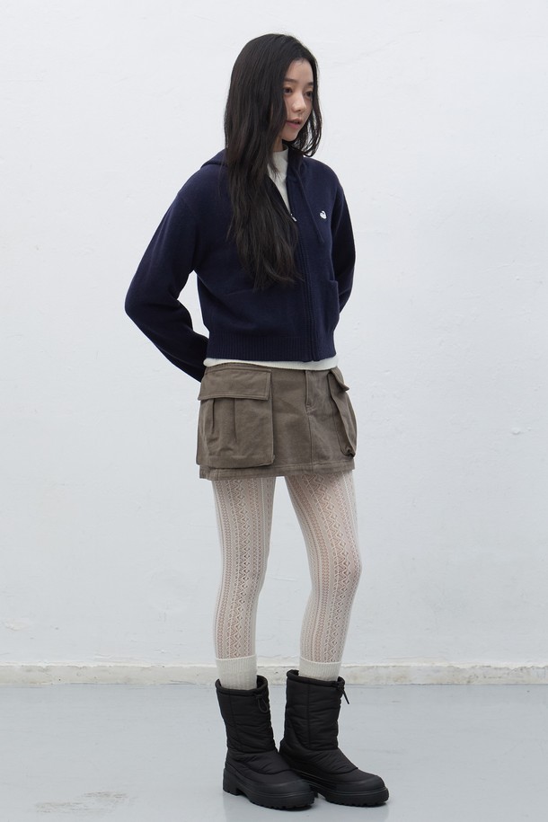 **[25FW] 우먼 베이비쉽 니트 후드 집업 [3COL] / WBE4L04557**

부드러운 베이비쉽 소재로 제작되어 포근한 착용감을 선사하는 여성용 니트 후드 집업입니다. 톤 다운된 네이비 컬러로, 캐주얼하면서도 미니멀한 스타일을 연출합니다. 가을, 겨울 시즌에 적합하며, 레귤러핏과 긴 소매 기장으로 편안함을 더했습니다. 무지 디자인에 두꺼운 두께감으로 따뜻함을 유지하며, 집콕룩과 산책룩에 모두 잘 어울립니다.
