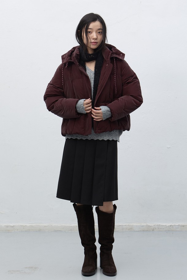 [25FW] WOMAN 스퀘어 퀼팅 후드 숏 푸퍼는 여성용 겨울 아우터로, 캐주얼한 스타일을 연출하기 좋습니다. 부드러운 촉감의 나일론과 폴리에스테르 혼방 소재로 제작되어 보온성을 높였습니다. 숏 기장에 레귤러 핏으로 편안하게 착용 가능하며, 집업 여밈 방식과 후드 디자인으로 실용성을 더했습니다. 스퀘어 퀼팅 패턴이 돋보이며, 화이트, 와인, 블랙 세 가지 색상으로 출시되었습니다. 산책룩, 집콕룩 등 다양한 TPO에 활용 가능하며, 미니멀, 클래식 스타일을 선호하는 분들께 추천합니다.
