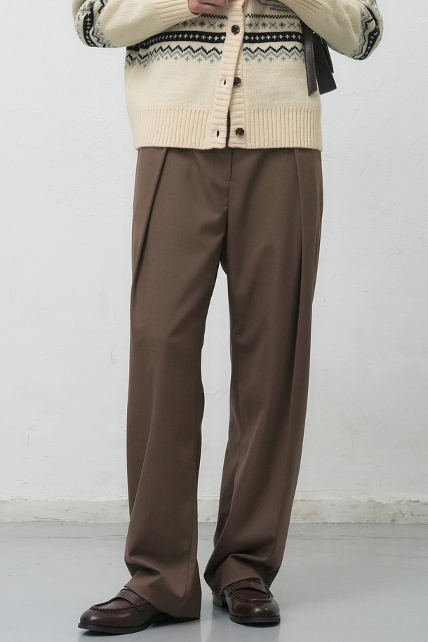 [25FW] WOMAN 와이드 원턱 슬랙스 [2COL]는 여성용 슬랙스로, 다크 베이지와 블랙 두 가지 색상으로 출시되었습니다. 가을, 겨울 시즌에 어울리는 긴 기장의 와이드핏 슬랙스로, 베이직하고 클래식한 스타일을 연출합니다. 원턱 디테일이 특징이며, 오피스룩, 출근룩, 모임룩 등 다양한 TPO에 활용 가능합니다. 미니멀하고 클래식한 스타일을 선호하는 여성에게 적합한 아이템입니다.
