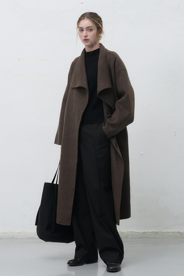 [25FW] WOMAN 와이드 원턱 슬랙스 [2COL]는 여성 고객을 위한 가을/겨울 시즌용 슬랙스입니다. 다크 베이지와 블랙 두 가지 색상으로 출시되었으며, 베이직하고 클래식한 스타일을 연출합니다. 와이드핏과 긴 기장으로 편안하면서도 세련된 핏을 제공하며, 원턱 디테일이 특징입니다. 오피스룩, 출근룩, 모임룩 등 다양한 TPO에 활용 가능하며, 미니멀하고 클래식한 스타일을 선호하는 분들께 추천합니다.
