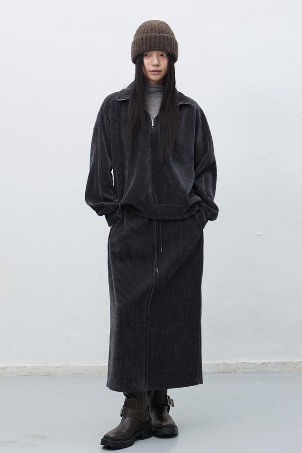 [25FW] WOMAN 리브드 벨로아 루즈핏 하프집업 [2COL] / WBE4L51521는 부드러운 벨로아 소재의 여성용 하프넥 하프집업입니다. 넉넉한 루즈핏으로 편안한 착용감을 선사하며, 가을과 겨울에 따뜻하게 입을 수 있습니다. 일상복과 피트니스룩으로 모두 활용 가능한 실용적인 아이템으로, 스포티, 캐주얼, 미니멀한 스타일을 연출하기 좋습니다. 리브드 디테일이 돋보이며, 블랙 컬러로 어떤 옷에도 쉽게 매치할 수 있습니다. 보온 기능으로 쌀쌀한 날씨에도 따뜻함을 유지해줍니다.
