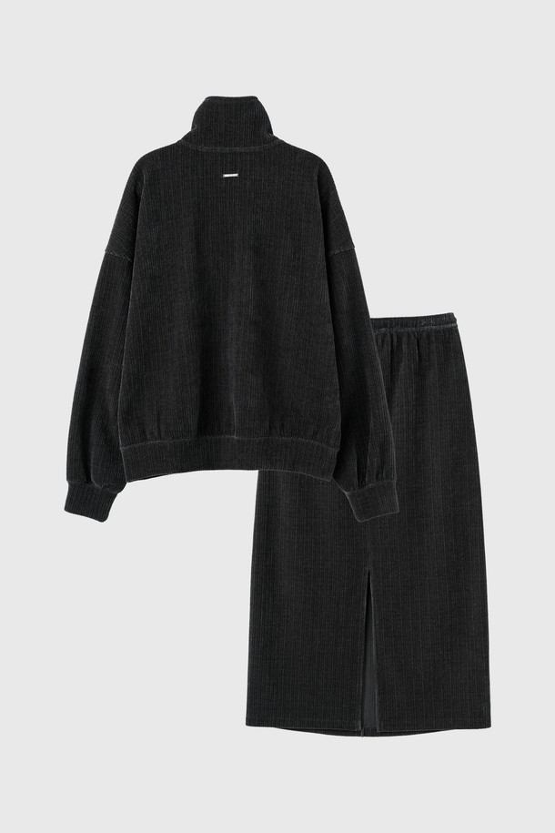 [25FW] WOMAN 리브드 벨로아 하프집업 세트 [2COL]는 여성용으로, 가을과 겨울에 따뜻하게 입을 수 있는 캐주얼 스타일의 세트 상품입니다. 부드러운 촉감의 벨로아 소재로 제작되었으며, 레귤러 핏에 하프넥 디자인으로 편안함을 더했습니다. 무지 패턴의 블랙 컬러로 어떤 스타일에도 쉽게 매치할 수 있으며, 긴 소매와 두꺼운 두께감으로 보온성을 높였습니다. 넉넉한 핏으로 활동성을 보장하며, 집업 스타일로 간편하게 착용 가능합니다.
