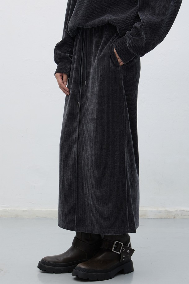 [25FW] WOMAN 리브드 벨로아 밴딩 롱스커트 [2COL]는 부드러운 촉감과 두꺼운 두께감으로 가을, 겨울 시즌에 따뜻하게 착용 가능한 여성 롱스커트입니다. 캐주얼, 베이직 스타일의 무지로, A라인 핏과 루즈핏으로 편안한 착용감을 선사합니다. 벨로아 소재와 밴딩 디테일이 특징이며, 출근룩과 모임룩 등 다양한 TPO에 활용 가능합니다. 블랙과 화이트 두 가지 컬러로 출시되어 미니멀, 클래식한 스타일을 연출하기 좋습니다.
