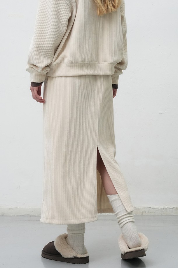 [25FW] WOMAN 리브드 벨로아 밴딩 롱스커트 [2COL]는 부드러운 벨로아 소재로 제작되어 포근한 착용감을 선사하는 여성 롱스커트입니다. 허리 밴딩 처리와 루즈핏 디자인으로 편안한 활동성을 보장하며, A라인 실루엣이 우아한 분위기를 더합니다. 아이보리 색상으로 출시되어 가을, 겨울 시즌 데이트룩, 모임룩 등 다양한 TPO에 활용하기 좋습니다. 베이직하면서도 클래식, 미니멀, 로맨틱 스타일을 모두 소화할 수 있는 매력적인 아이템입니다.
