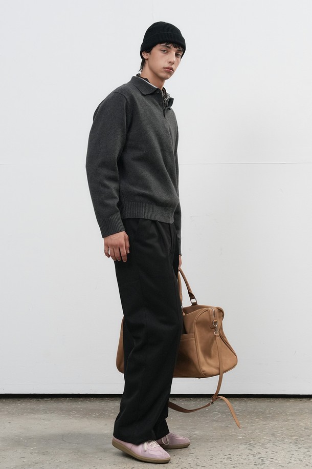 25FW MAN 클래식 원턱 와이드 슬랙스는 남성용 슬랙스로, 가을과 겨울에 착용하기 좋습니다. 무지 디자인에 와이드핏으로 제작되어 클래식하고 미니멀한 스타일을 연출합니다. 오피스룩, 비즈니스 캐주얼, 모임룩 등 다양한 TPO에 활용 가능하며, 시크한 느낌을 더해줍니다. 원턱 디테일이 특징이며, 편안한 착용감을 제공합니다. 블랙 컬러로 어떤 상의와도 쉽게 매치할 수 있습니다.
