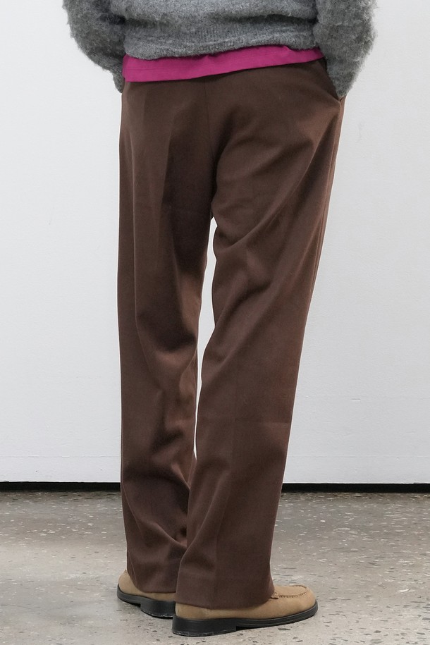 [25FW] MAN 클래식 원턱 와이드 슬랙스 [3COL]는 남성용 슬랙스로, 가을과 겨울에 착용하기 좋은 두께감의 긴 기장 바지입니다. 클래식하고 미니멀한 스타일을 추구하며, 일상, 출근룩, 비즈니스 캐주얼, 그리고 모임룩까지 다양한 TPO에 활용할 수 있습니다. 넉넉한 루즈핏 와이드 실루엣에 원턱 디테일이 더해져 편안하면서도 세련된 분위기를 연출합니다. 부드러운 폴리에스테르 소재로 제작되어 편안한 착용감을 선사하며, 브라운 컬러의 무지 디자인으로 어떤 상의와도 쉽게 매치할 수 있습니다.
