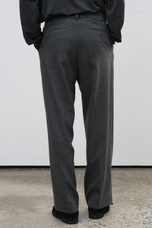 세련된 남성 스타일을 완성할 '[25FW] MAN 클래식 원턱 와이드 슬랙스'입니다. 가을, 겨울 시즌에 어울리는 긴 기장의 슬랙스로, 그레이, 블랙, 베이지 3가지 기본 컬러로 출시되었습니다. 클래식한 무드의 원턱 디테일과 와이드핏 디자인이 편안하면서도 시크한 분위기를 연출합니다. 출근룩, 비즈니스 캐주얼, 모임룩 등 다양한 TPO에 활용 가능하며, 미니멀하고 시크한 스타일을 연출하기 좋습니다.
