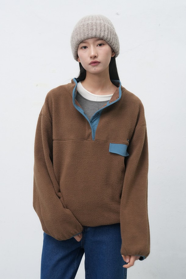 따뜻하고 부드러운 착용감의 남녀 공용 소프트 하이넥 플리스 아노락입니다. 넉넉한 루즈핏으로 편안함을 강조했으며, 보온성을 높이는 두꺼운 두께감의 플리스 소재를 사용했습니다. 캐주얼, 스포티, 미니멀 스타일을 모두 소화할 수 있는 디자인이며, 베이지, 차콜, 브라운 세 가지 색상으로 출시되었습니다. 가을, 겨울 시즌 데일리룩에 활용하기 좋은 아이템입니다. 집업 방식으로 간편하게 착용 가능하며, 하이넥 디자인으로 보온성을 더했습니다.
