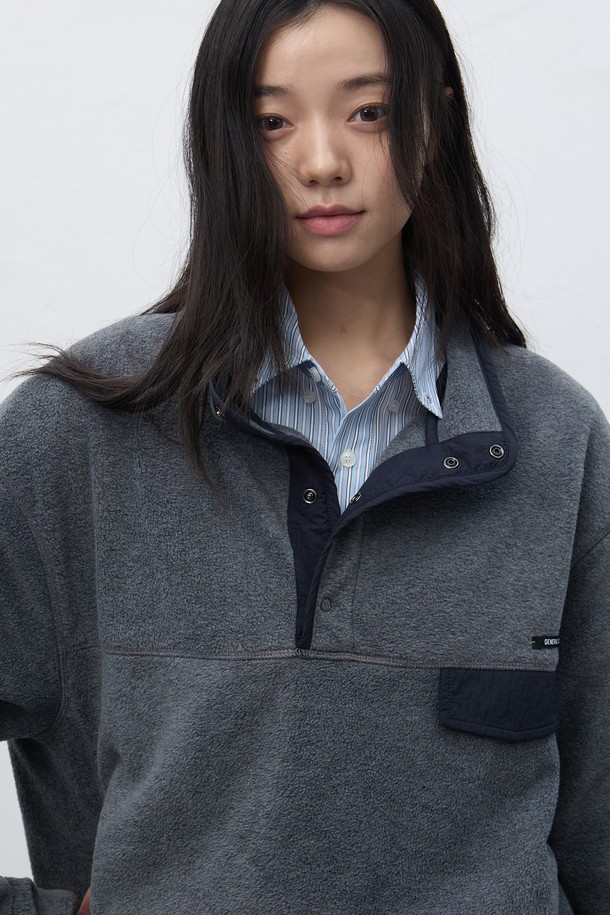 [25FW] UNISEX 소프트 하이넥 플리스 아노락은 부드러운 소프트 플리스 소재로 제작되어 포근한 착용감을 선사합니다. 유니섹스 디자인으로 남녀 모두 편안하게 착용 가능하며, 캐주얼 및 스포티 스타일을 연출하기 좋습니다. 하이넥 디자인과 레귤러핏으로 보온성을 높였으며, 가을, 겨울 시즌 데일리룩에 활용하기 좋은 아이템입니다. 베이지, 차콜, 브라운 세 가지 색상으로 출시되어 취향에 맞게 선택할 수 있습니다. 무지 패턴의 긴소매 아노락으로 미니멀한 스타일을 즐길 수 있습니다.
