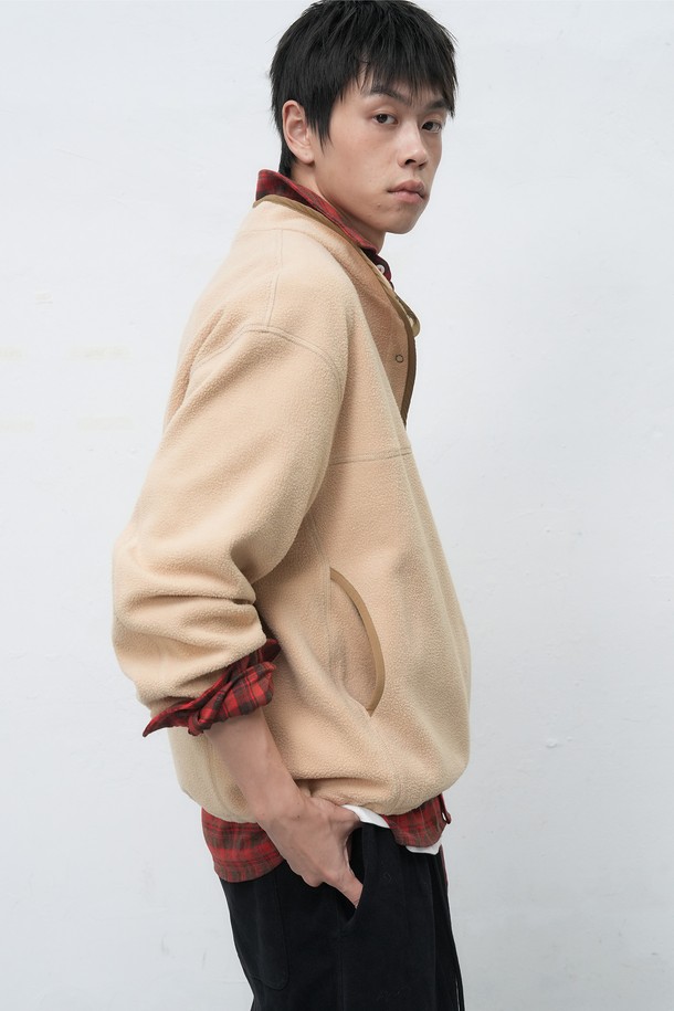 [25FW] 유니섹스 소프트 하이넥 플리스 아노락은 부드러운 촉감의 플리스 소재로 제작되어 가을, 겨울철 따뜻함을 선사합니다. 차분한 베이지, 차콜, 브라운 3가지 색상으로 출시되어 어떤 룩에도 쉽게 매치할 수 있습니다. 하이넥 디자인과 하프 집업 여밈 방식으로 보온성을 높였으며, 오버핏으로 편안한 착용감을 제공합니다. 캐주얼, 스포티, 미니멀 스타일을 즐기는 분들께 산책, 캠핑, 집콕 등 다양한 TPO에 활용 가능한 데일리 아우터입니다. 두꺼운 두께감으로 추운 날씨에도 든든하게 몸을 감싸줍니다.
