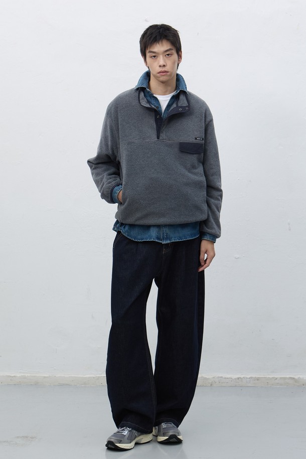 [25FW] UNISEX 소프트 하이넥 플리스 아노락은 부드러운 촉감의 플리스 소재로 제작되어 가을, 겨울철 보온성을 책임지는 아노락입니다. 루즈핏으로 편안한 착용감을 선사하며, 하이넥 디자인과 집업 여밈 방식으로 스타일리시함을 더했습니다. 베이지, 차콜, 브라운 3가지 색상으로 출시되어 다양한 룩에 매치하기 용이하며, 캐주얼, 스포티, 미니멀 스타일을 즐기는 분들께 추천합니다. 산책룩이나 캠핑룩으로 활용하여 따뜻하고 포근한 분위기를 연출할 수 있습니다. 무지 디자인으로 어떤 옷에도 잘 어울려 데일리 아우터로 손색없습니다.
