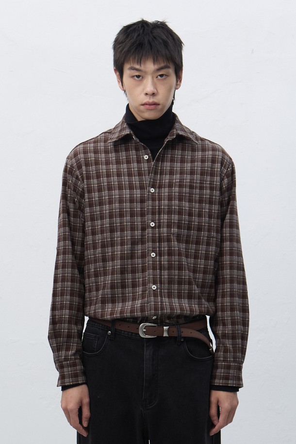 **[25FW] MAN 레귤러핏 플란넬 체크 셔츠 [2COL]**는 가을과 겨울, 일상과 같은 다양한 TPO에 활용 가능한 남성용 셔츠입니다. 부드러운 플란넬 소재와 넉넉한 레귤러핏으로 편안한 착용감을 선사하며, 두 가지 컬러(레드, 브라운)의 체크 패턴이 캐주얼하고 베이직한 스타일을 연출합니다. 출근룩부터 모임룩까지 폭넓게 활용할 수 있으며, 클래식, 미니멀 스타일에도 잘 어울립니다. 긴 소매 기장과 카라 디자인으로 깔끔한 실루엣을 완성합니다.
