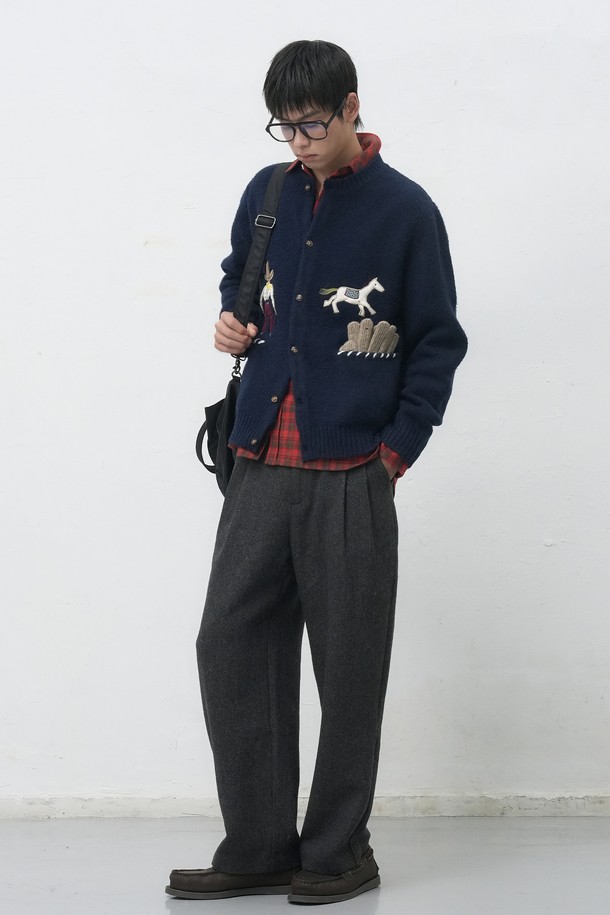 **[25FW] MAN 울 클래식 투턱 슬랙스 [2COL] / SBE4M11011**

가을, 겨울 시즌 남성용 울 소재 클래식 슬랙스입니다. 블랙, 그레이 두 가지 색상으로 출시되었으며, 넉넉한 레귤러핏에 투턱 디테일이 특징입니다. 오피스룩, 비즈니스 캐주얼, 출근룩 등 다양한 TPO에 활용 가능하며, 미니멀하고 클래식한 스타일을 연출하기 좋습니다. 두께감 있는 울 소재로 제작되어 보온성을 높였습니다.
