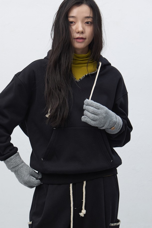 **[25FW] UNISEX 스티치 스웻 후드 세트 [3COL] / SBE4U51013SET**는 부드러운 촉감의 면 소재로 제작된 유니섹스 후드 세트입니다. 가을과 겨울에 착용하기 좋은 두꺼운 두께감으로, 캐주얼하고 스포티한 스타일을 연출합니다. 루즈핏 디자인과 무지 패턴으로 편안하면서도 미니멀한 느낌을 줍니다. 일상생활은 물론 집콕룩, 산책룩으로도 활용하기 좋습니다. 블랙 컬러로 어떤 스타일에도 쉽게 매치할 수 있는 실용적인 아이템입니다.
