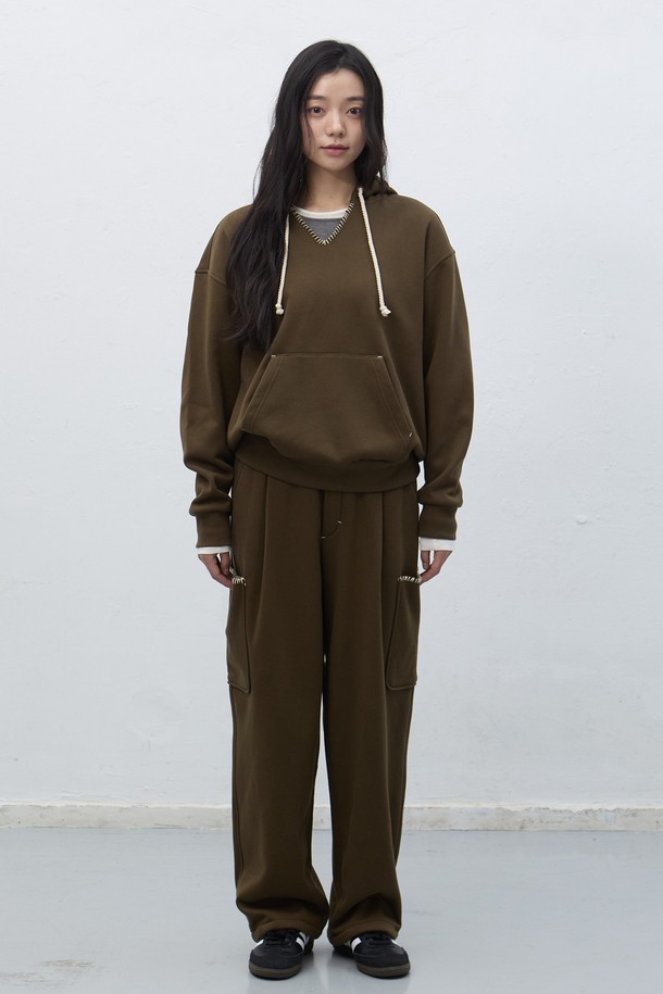 **[25FW] UNISEX 스티치 스웻 후드 세트 [3COL] / SBE4U51013SET**는 부드러운 촉감의 면 소재로 제작되어 가을, 겨울 시즌에 따뜻하게 착용할 수 있는 후드 세트입니다. 루즈핏으로 편안함을 강조했으며, 베이직하고 캐주얼한 스타일로 다양한 룩에 활용하기 좋습니다. 무지 디자인에 브라운 컬러로 포인트를 더하여 미니멀한 스타일을 연출할 수 있습니다. 집콕룩, 캠핑룩, 산책룩 등 TPO에 구애받지 않고 데일리하게 즐겨 입기 좋은 아이템입니다. 긴소매와 두꺼운 두께감으로 보온성을 높였습니다.
