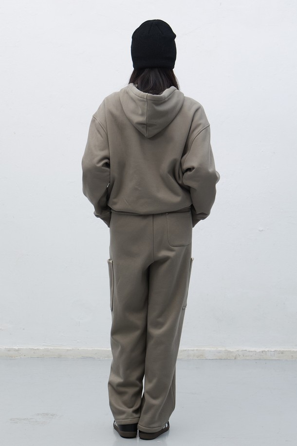 [25FW] UNISEX 스티치 스웻 후드 세트 [3COL]는 캐주얼하고 베이직한 스타일의 유니섹스 후드티 세트입니다. 가을, 겨울 시즌에 적합하며, 두꺼운 두께감과 부드러운 촉감의 스웻 소재로 제작되어 편안한 착용감을 선사합니다. 집콕룩, 출근룩 등 다양한 TPO에 활용 가능하며, 미니멀한 스타일을 연출하기 좋습니다. 무지 디자인에 스티치 디테일이 더해져 포인트를 주며, 레귤러핏으로 제작되어 편안한 활동성을 제공합니다. 네크라인은 후드 디자인이며, 긴 소매 기장으로 따뜻하게 착용할 수 있습니다.
