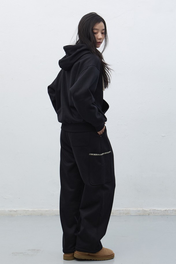 [25FW] 유니섹스 스티치 카고 스웻팬츠는 캐주얼과 스트리트, 미니멀 스타일을 모두 아우르는 디자인입니다. 부드러운 면 소재로 제작되어 편안한 착용감을 선사하며, 가을과 겨울에 적합한 두꺼운 두께감으로 보온성을 높였습니다. 루즈핏으로 활동성을 더하고, 허리 밴딩 처리로 편안하게 착용 가능합니다. 블랙, 카키, 그레이 3가지 컬러로 출시되어 다양한 스타일 연출이 용이하며, 스티치 디테일과 카고 포켓으로 디자인 포인트를 더했습니다. 긴 기장감으로 다리가 길어 보이는 효과를 줍니다.

