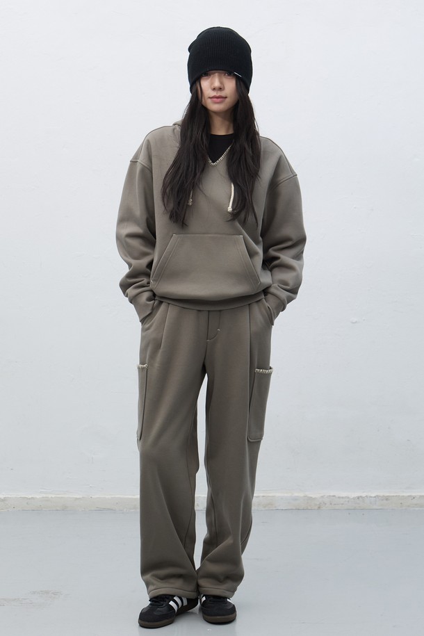 [25FW] UNISEX 스티치 카고 스웻팬츠는 캐주얼, 스트릿, 미니멀 스타일을 즐기는 유니섹스를 위한 제품입니다. 가을, 겨울 시즌에 어울리는 두꺼운 두께감의 면 소재로 제작되어 부드러운 촉감을 선사합니다. 루즈핏으로 편안한 착용감을 제공하며, 밴딩 허리와 카고 포켓, 스티치 디테일이 특징입니다. 블랙, 카키, 그레이 3가지 색상으로 출시되어 다양한 캠핑룩과 일상룩에 활용하기 좋습니다. 긴 기장으로 어떤 스타일에도 잘 어울리는 활용도 높은 아이템입니다.
